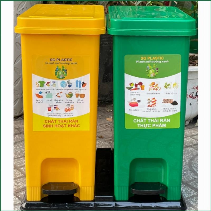 Hình ảnh học sinh hoặc gia đình phân loại rác tại nhà, với các thùng rác được dán nhãn rõ ràng (hữu cơ, tái chế).