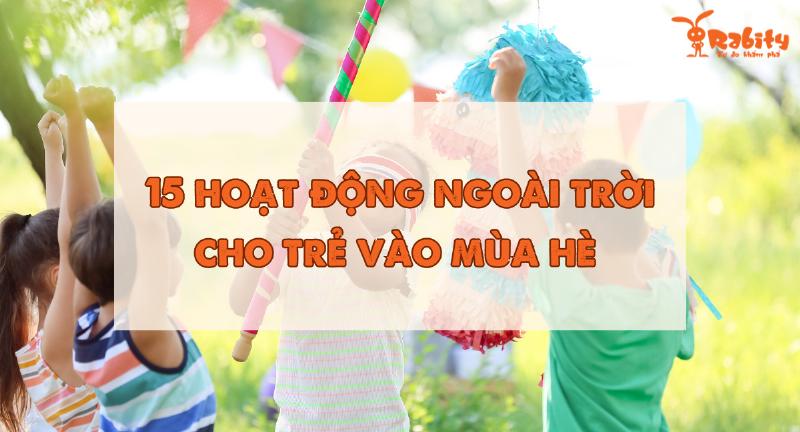 Hình ảnh minh họa một phụ huynh đang kiên nhẫn hướng dẫn con làm bài tập trong sách luyện easy, tạo không khí học tập vui vẻ, gần gũi