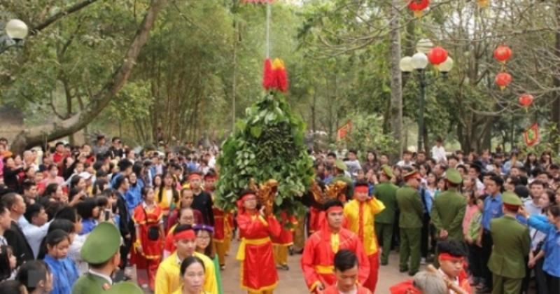 Thánh Gióng oai hùng trên ngựa sắt đánh tan giặc Ân bảo vệ đất nước