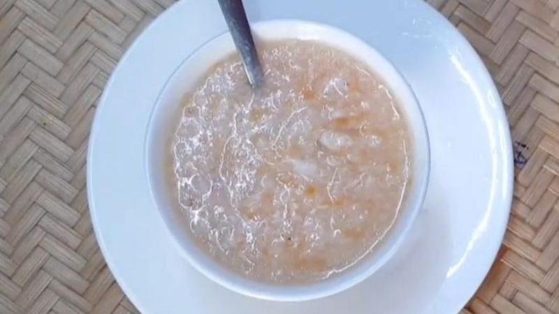 Bát cháo yến mạch bí đỏ thơm ngon sẵn sàng cho bé thưởng thức
