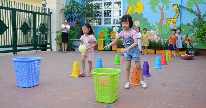 Một nhóm trẻ đang chơi trò chơi toán học vui nhộn với các con số lớn và nhiều màu sắc, thể hiện cách tính một cách hợp lý.