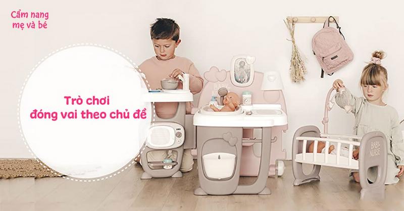 Hai bé trai 3 tuổi đang cùng nhau chơi đồ hàng, giả vờ nấu ăn và bán hàng, minh họa trò chơi nhập vai và xã hội cho trẻ 3 tuổi