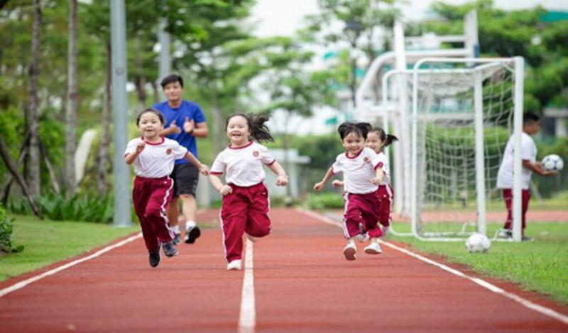 Tre 3 tuoi hoc ky nang xa hoi thong qua vui choi o truong mam non