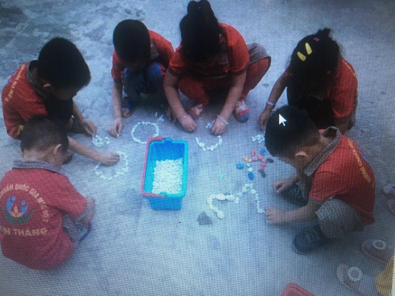 Hình ảnh trẻ 24-36 tháng tuổi chơi với cát và nước ngoài trời, phát triển giác quan và vận động