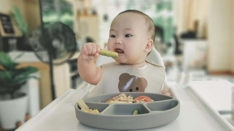 Trẻ em ăn sáng vui vẻ cùng bố mẹ, bữa sáng dinh dưỡng ngon miệng