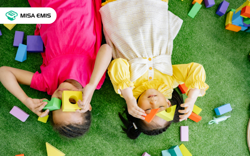Trẻ em làm thí nghiệm khoa học đơn giản tại nhà như một phần của project based learning