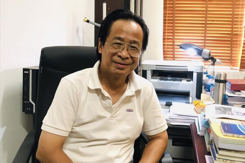 Hình ảnh đại diện cho một chuyên gia ngôn ngữ Việt Nam đang đưa ra một trích dẫn hữu ích về tầm quan trọng của ngữ pháp cho trẻ em